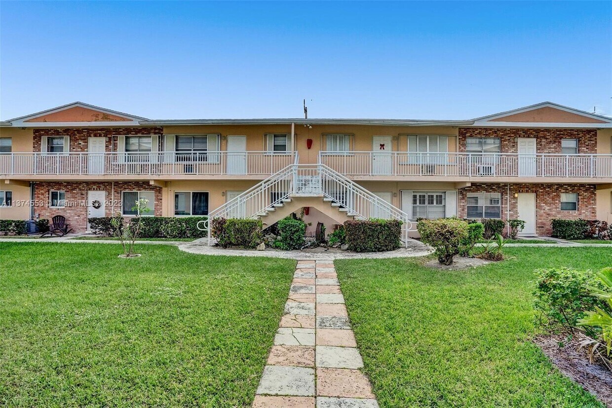 2001 NE 38th St Unit 2, Lighthouse Point, FL 33064 Room for Rent in