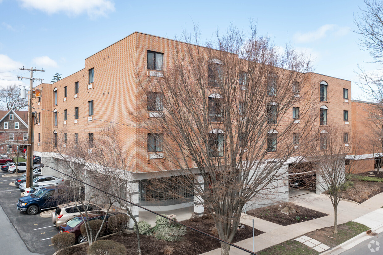 Foto principal - Fairmount East Apartments II