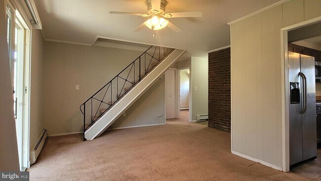 Building Photo - 251 Holly Dr
