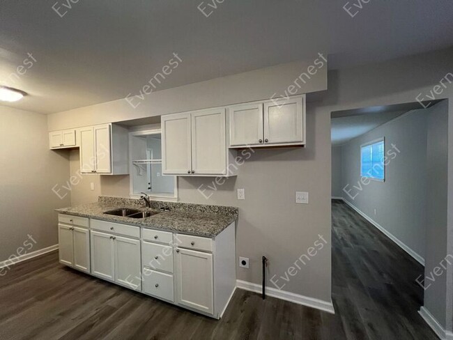 Building Photo - 3206 Ladbrook Rd