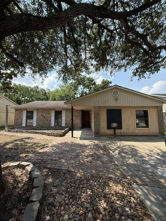 Foto principal - 16210 Lazy Ridge Rd