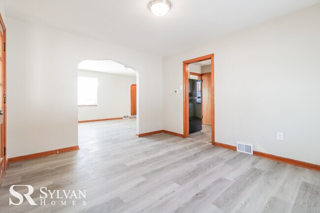 Foto del edificio - Charming 3BR 1.5BA brick home features a c...