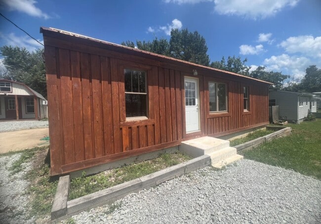 Building Photo - Newly Renovated! - $1,290 Month / $1,900 Down