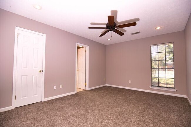 Building Photo - Gorgeous 3 Bedroom, 2 Bathroom!