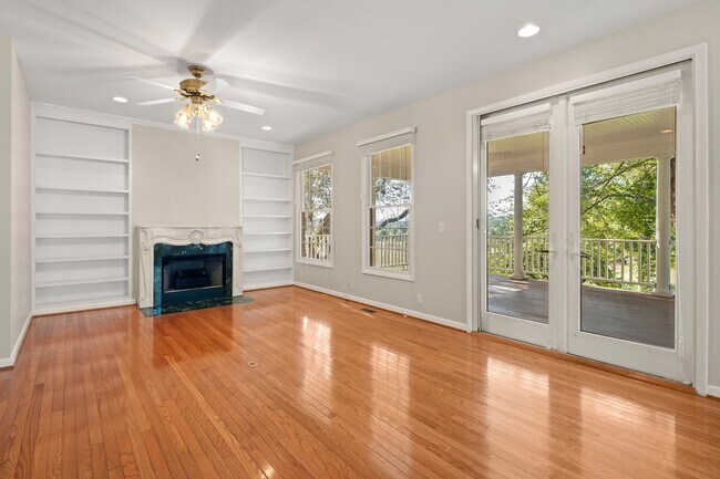 Building Photo - Spacious Updated Ranch
