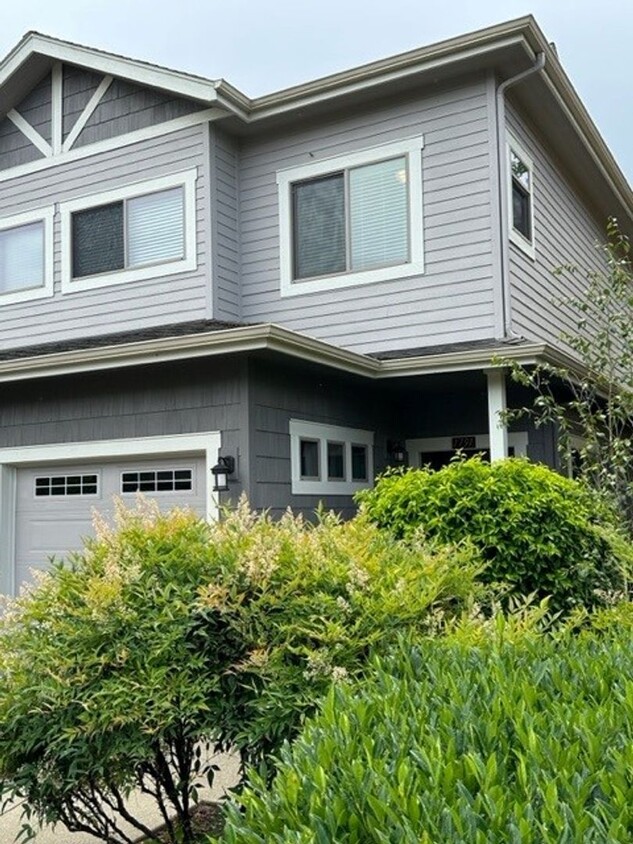 Foto principal - 2 Bedroom 2.5 Bath Townhome in desirable C...