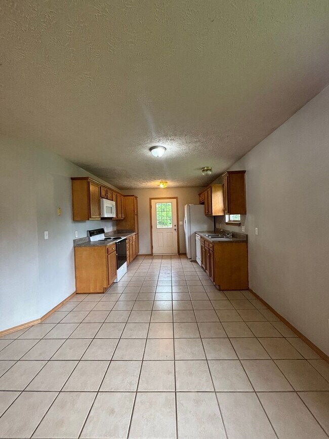 Foto del edificio - Recently remodeled 3 bedroom 2 full bathro...