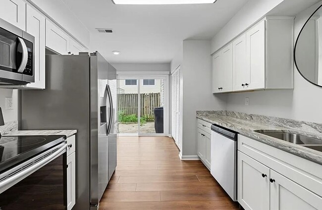 Building Photo - Beautifully Updated 3-Bedroom Townhouse in Virginia Beach