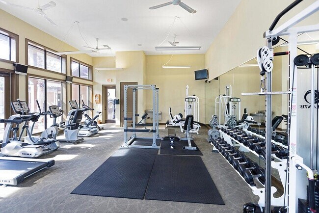 Disfruta haciendo ejercicio en el gimnasio bien equipado. - 100 Fairway Park Blvd