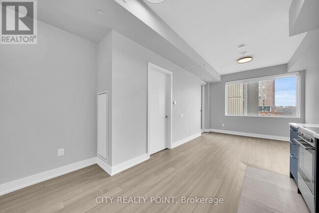Building Photo - 664-664 Spadina Ave.