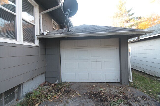 Building Photo - Charm, Convenience, and Pet-Friendly Livin...