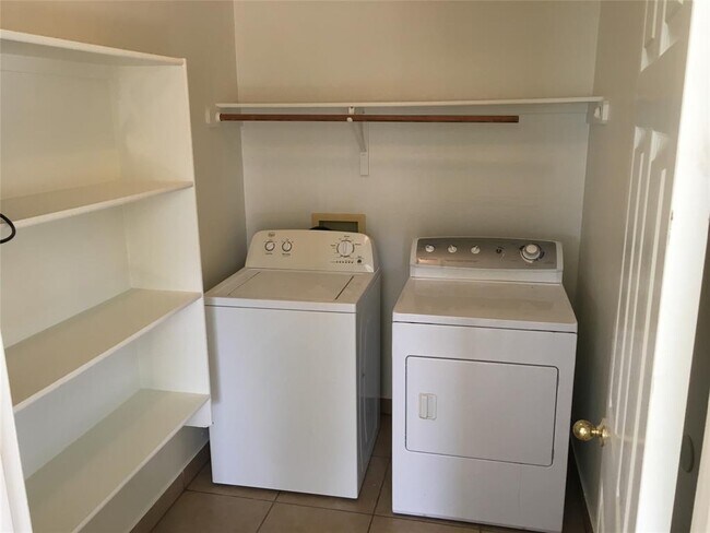 Foto del edificio - 703 Riverway Ln