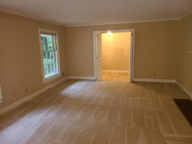 Building Photo - 5621 Oak Forest Dr
