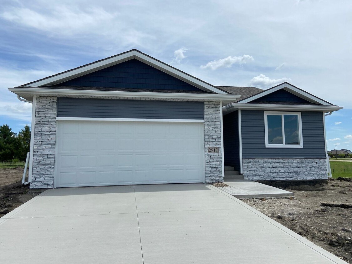 Foto principal - Luxury New Construction Home with HUGE fin...