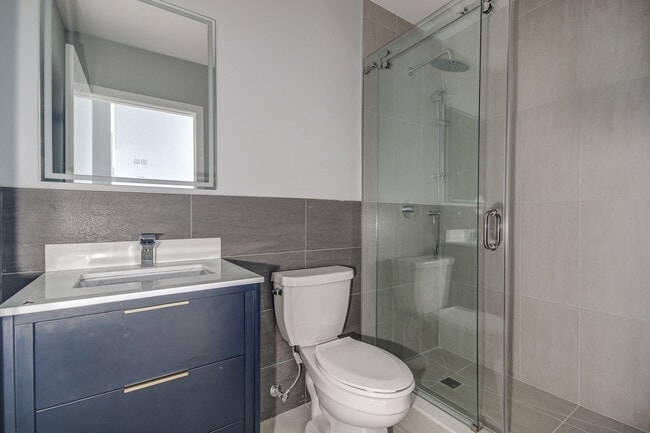 Building Photo - 453 Dundas St W