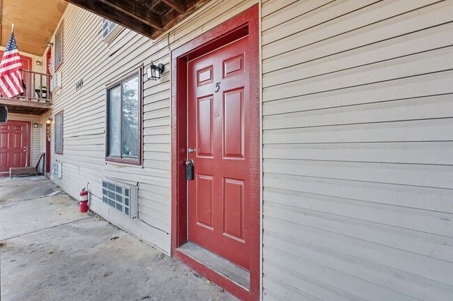 Building Photo - 1045 S Happy Hollow Rd