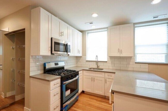 Building Photo - 2704 W 24th Pl