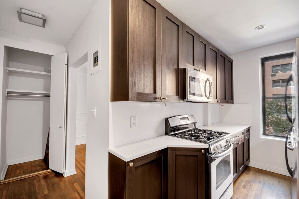 Primary Photo - 220 E 70th St