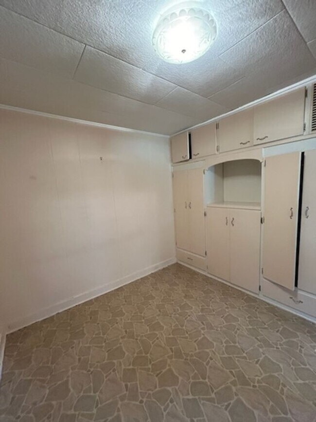 Building Photo - Charming 4 Bedroom Home!