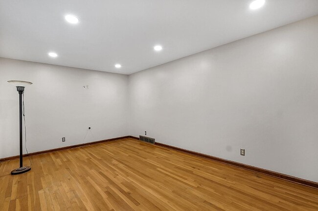 Building Photo - 4959 Woodbriar Pl