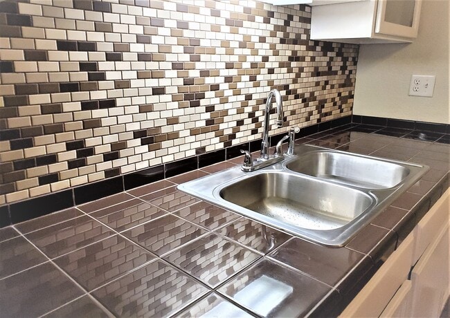 Custom Mosaic Tiled Backsplash - 1209 Pine St