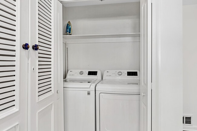 In-unit laundry - 932 Katherwood Dr SW