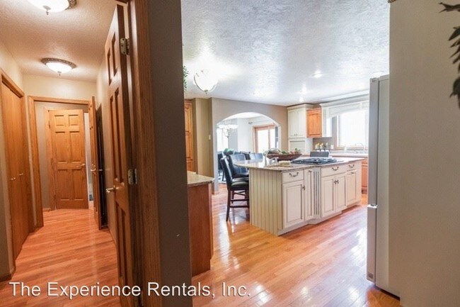 Building Photo - 5 br, 4.5 bath House - 1510 S Raymond Circle