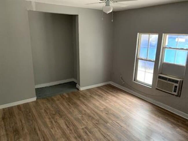 Building Photo - Welcome to this charming 3-bedroom, 1-bathroom apartment located in the heart of Leesburg, Florida!