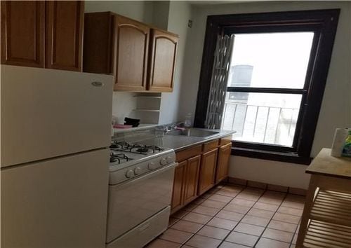 Primary Photo - 242 9th Ave