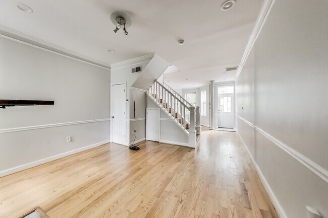 Foto del edificio - 1327 1st St NW
