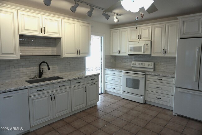 Foto del edificio - 2331 E Betty Elyse Ln