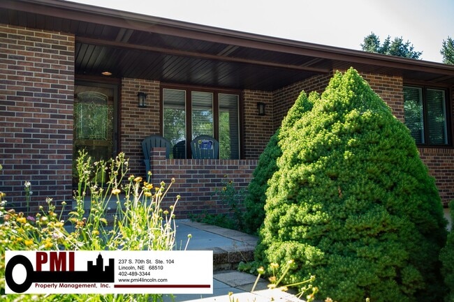 Foto del edificio - 3 Bedroom and 2 bathroom Colonial Hills House for rent!