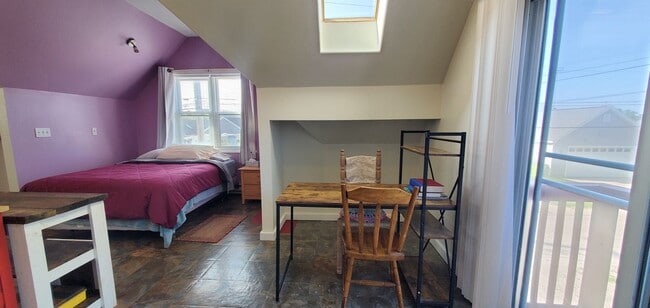 Building Photo - Charming Over-the-Garage Studio Apartment