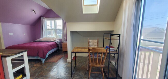 Foto del edificio - Charming Over-the-Garage Studio Apartment
