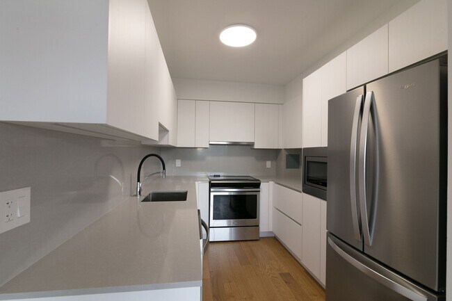 Building Photo - 3555 Chem. de la Côte-des-Neiges