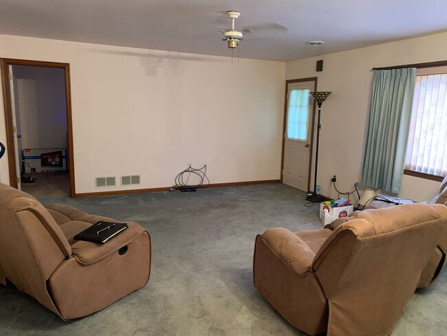 Building Photo - 2 bedroom apartment with all utilities inc...