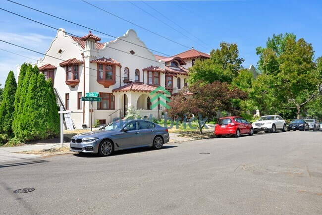 Foto del edificio - Rare Find-Heritage Historic Lake View Luxury Condo opportunity!