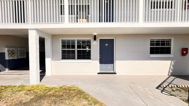 Building Photo - Fresh Paint, New Floors, 2/1 Available NOW