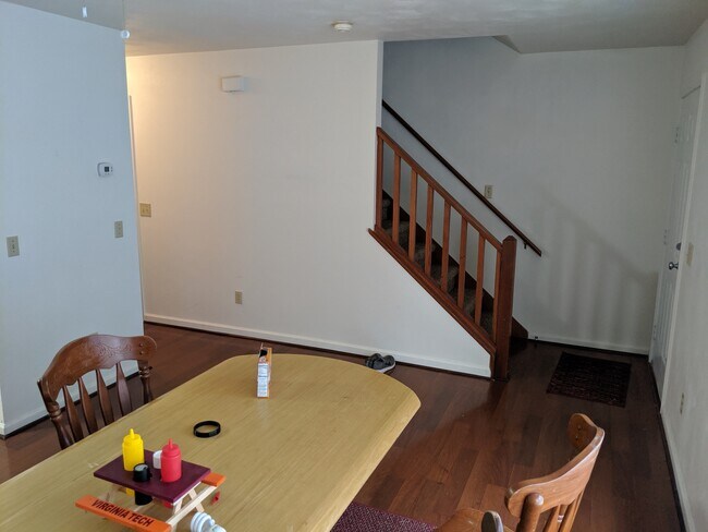 Vestíbulo/Sala de estar - 892 Patrick Henry Dr