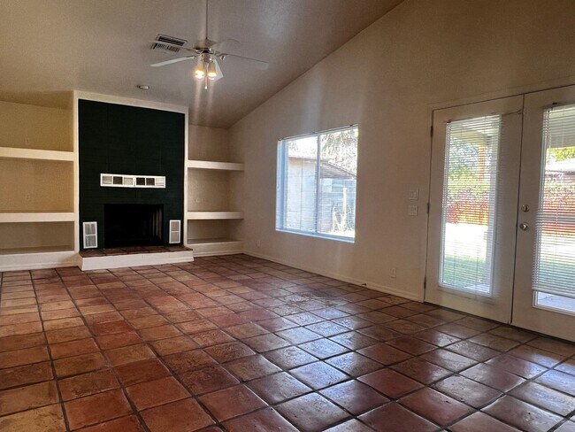Foto del edificio - Tempe 2 Bed, 1 Bath Duplex Back Unit with ...