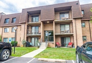 Building Photo - 520 Valley Dr