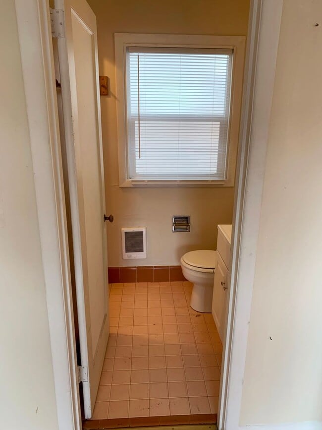 Building Photo - Bright One bedroom Woodlawn Apartment