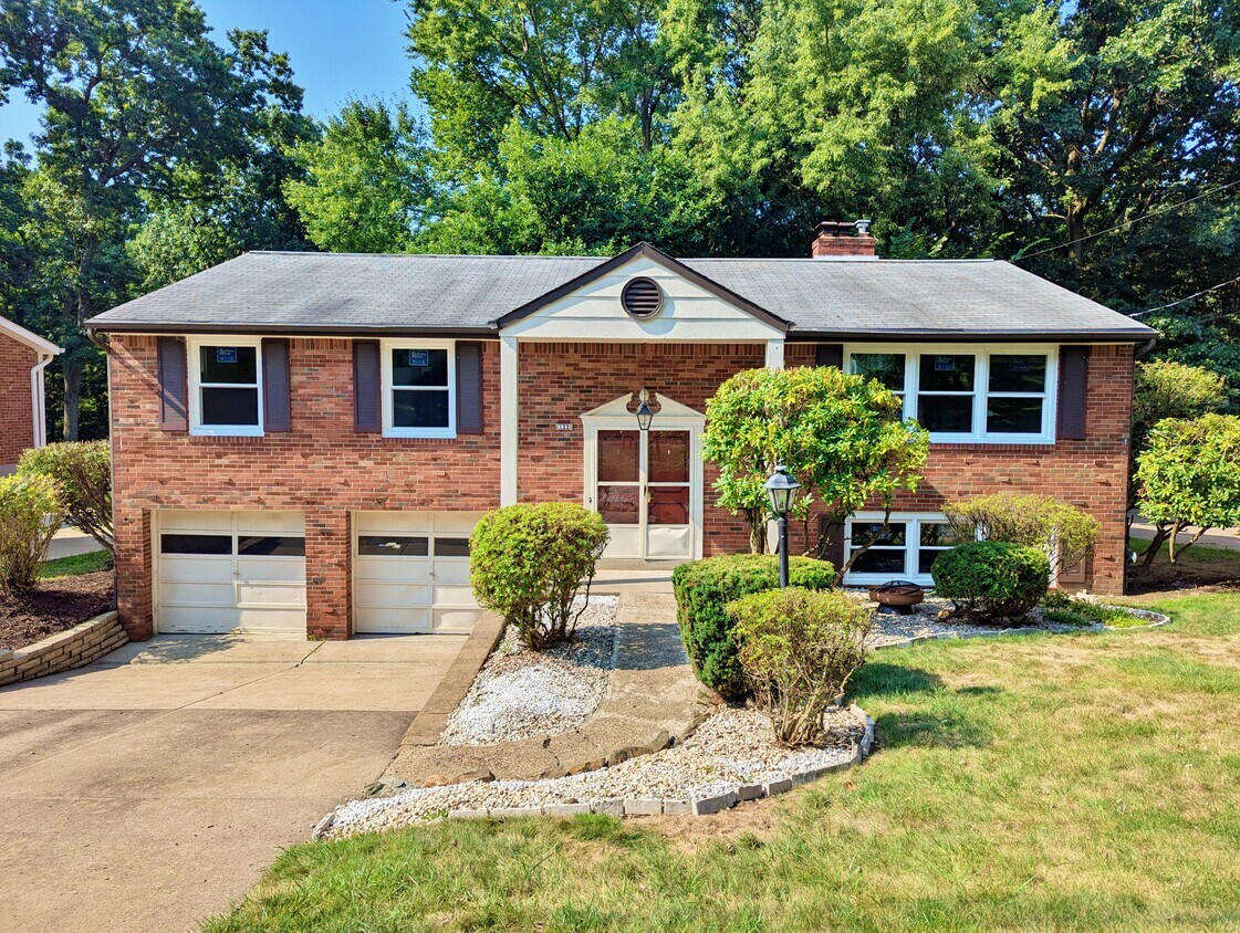 Front View - 122 S Jamestown Rd