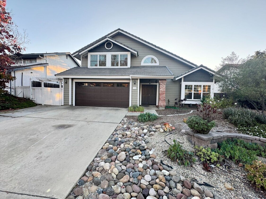 Foto principal - Elegant 4-Bed, 3-Bath Two-Story Home with Spacious Backyard and Private Downstairs Suite