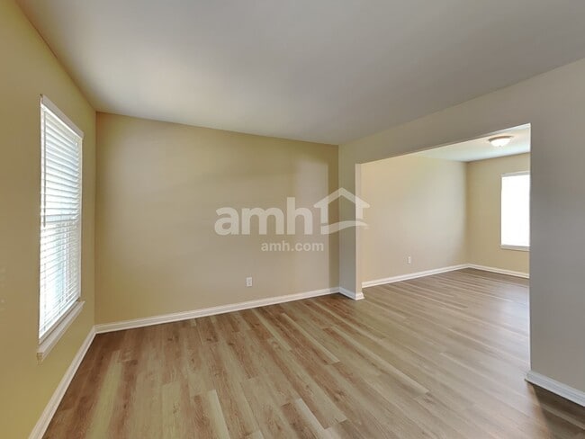 Building Photo - 8428 Stratford Ct