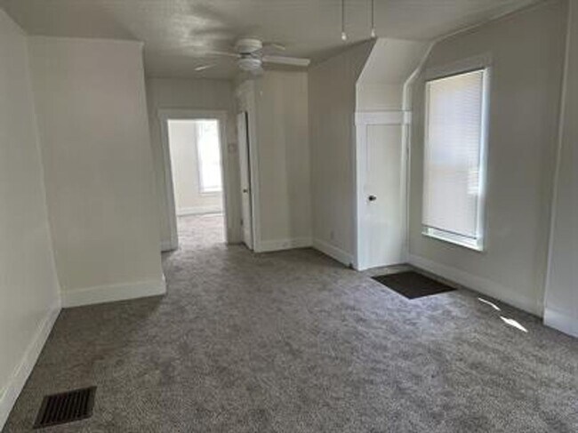 Building Photo - 806 N Coler Ave