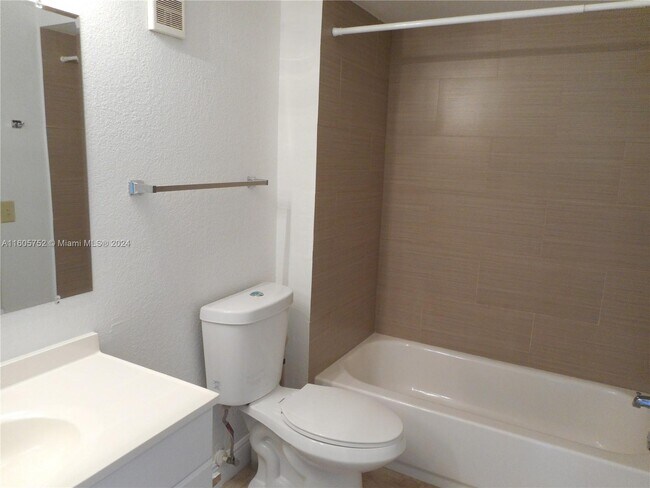 Building Photo - 12980 Vista Isles Dr