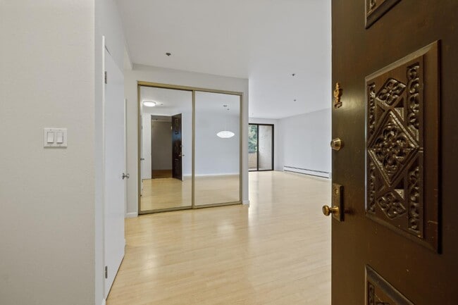 Building Photo - 525 Almer Rd