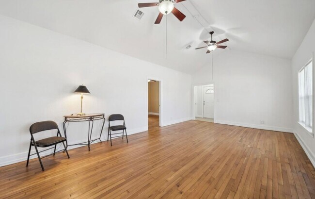 Foto del edificio - 5504 E 5th Pl