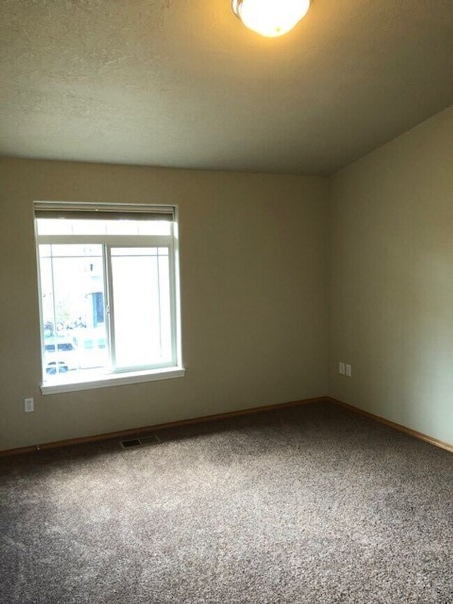 Foto del edificio - Completely renovated 3 Bed, 2.5 Bath Townhouse in McMinnville- Pets on Approval, Landscaping Incl...